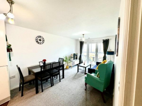 Bright & Spacious Flat - Perfect for Exploring London , Slough & Windsor!